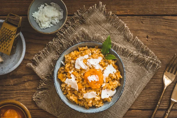 Parmesan peynirli ev yapımı balkabaklı risotto, ahşap masa, üst manzara.