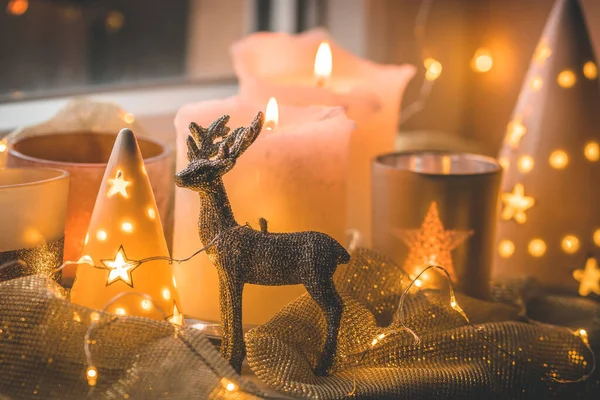 キラキラしたトナカイと様々なキャンドルやガラスの窓のクリスマスの装飾 — ストック写真