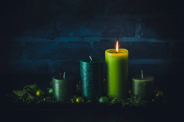 Adventní Věnec Čtyřmi Různými Svíčkami Zelených Barvách Tmavém Pozadí Vánoční — Stock fotografie