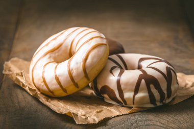 Siyah ve beyaz çikolatalı çörekler siyah ahşap bir masada, kopyalama alanı