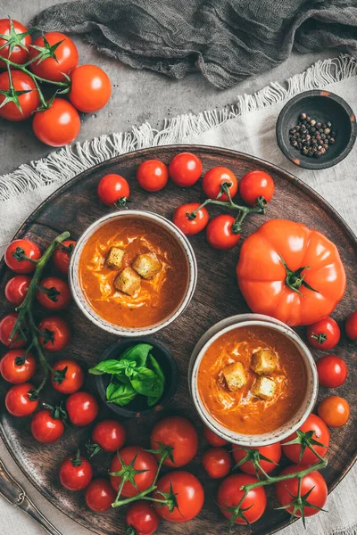 熟したトマト トップビューの様々な木製のプレート上に自家製トマトスープの2つのカップ — ストック写真