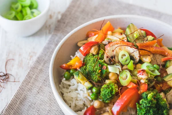 Pirinç Sebzeli Kase Beyaz Ahşap Masa Vejetaryen Vegan Sağlıklı Yiyecek — Stok fotoğraf