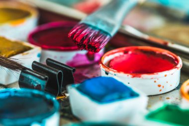 Renkli sulu boyalı eski boya kutusu, kırmızı boyalı fırça.