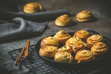 Tarçın siyah bir masada yuvarlanıyor.