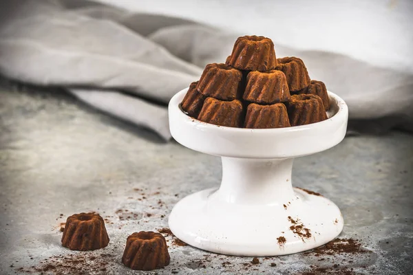 Pralinés Chocolate Forma Pequeños Pasteles Bundt Espolvoreados Con Cacao Sobre — Foto de Stock