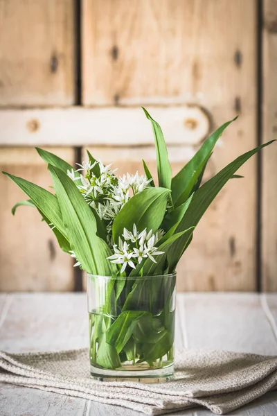 Bärlauch Blüht Und Blättert Glas Senkrecht — Stockfoto