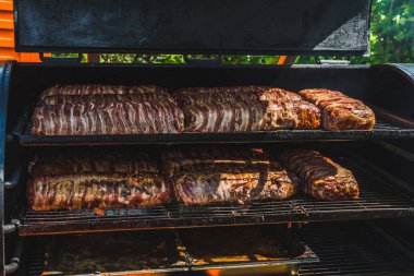 Halka açık bir festivalde büyük bir barbekü mangalı. Et ve pastırma ızgara içicide hazırdır..