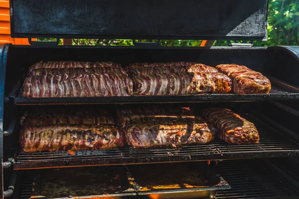 Grote Barbecue Roker Grill Een Openbaar Festival Vlees Spek Bereid — Stockfoto