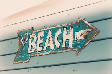 Paslı eski tarz plaj teneke tabelası