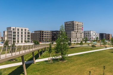 Mannheim, Almanya - 26.05.2023: Federal Bahçıvanlık Fuarı 'ndan (Bundesgartenschau) yeni inşa edilmiş apartman bloklarına, modern kentsel yaşam kavramına bakın. Boşluğu kopyala.