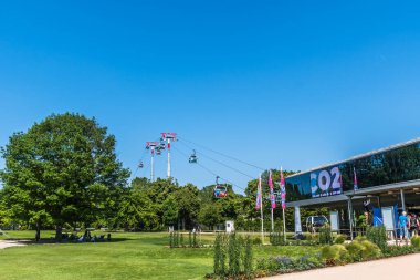 Mannheim, Almanya - 26.05.2023: Teleferik Luisenpark ile Spinelli Parkı arasında Bundesgartenschau (federal bahçıvanlık şovu) arasında bağlantı kurar.).