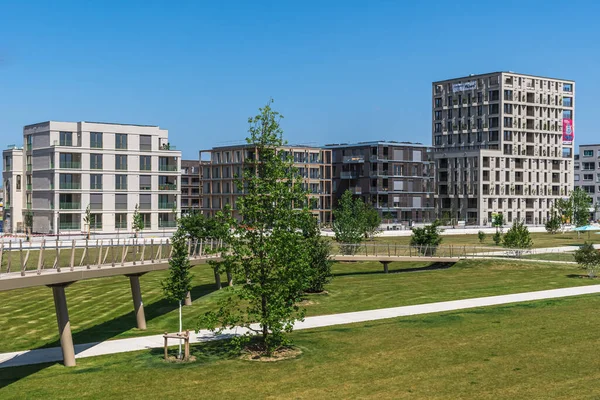 Mannheim, Almanya - 26.05.2023: Federal Bahçıvanlık Fuarı 'ndan (Bundesgartenschau) yeni inşa edilmiş apartman bloklarına, modern kentsel yaşam kavramına bakın. Boşluğu kopyala.