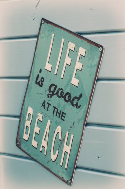 Paslı eski tarz plaj teneke levhası, dikey