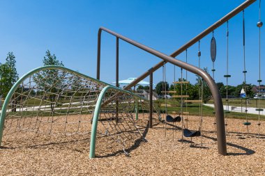Modern ahşap çocuk parkı ve banliyödeki çocuklar için tırmanma parkı, modern kentsel yaşam kavramı