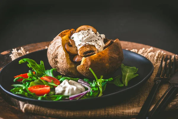 Mantarlı Fırında Patates Ekşi Krema Soğan Roka Yaprakları Kırsal Ahşap — Stok fotoğraf