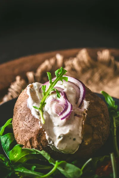 Baked Potato Sour Cream Onions Arugula Leaves Black Plate Rustic — Stock Photo, Image