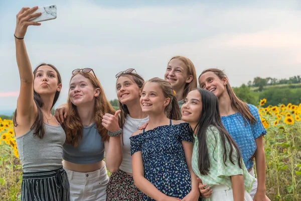 Teenage Girls Take Selfie Summer — Stock Photo, Image