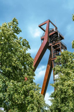 Almanya, Avrupa 'da kullanılmayan Zeche Recklinghausen II' nin eski maden kulesi. Dikey.