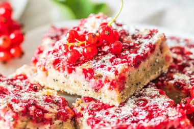 Kırmızı üzümlü yaz pastası parçaları, yakın çekim.