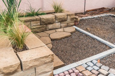 Bir bahçede ya da parkta asfalt bir alan yaratmak, asfalt işe yarar. Kaya taşları belli bir düzende dizilmiştir.. 