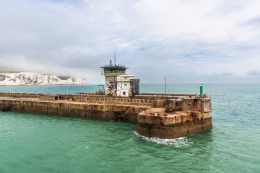 Calais ve Dunkerque feribotları için Dover limanı girişi.