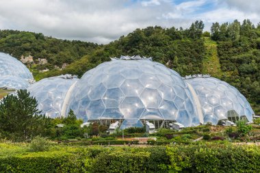 Eden Projesi, Cornwall, İngiltere 14 Ağustos 2023: Büyük St Austell kasabasından 5 km uzaklıktaki geri kazanılmış bir Çin kil kuyusunda bulunan ziyaretçi cazibesi ve eğitim merkezi. 