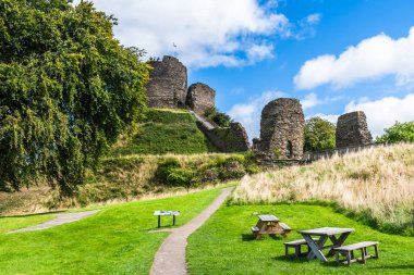 Launceston Şatosu Launceston, Cornwall, İngiltere. Muhtemelen 1068 'den sonra Mortain Kontu Robert tarafından inşa edilmiştir. Launceston Kalesi, Cornwall kontluğunun yönetim merkezini kurdu..