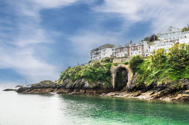 Looe, Cornwall, İngiltere - 13 Ağustos 2023: Cornwall, İngiltere 'de popüler bir tatil ve balıkçılık merkezi olan West Looe' ya bakın..