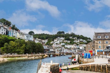 Looe, Cornwall, İngiltere - 13 Ağustos 2023: İngiltere 'nin Cornwall kentindeki pitoresk kıyı kasabası Looe