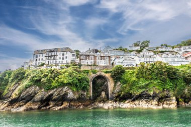 Looe, Cornwall, İngiltere - 13 Ağustos 2023: Cornwall, İngiltere 'de popüler bir tatil ve balıkçılık merkezi olan West Looe' ya bakın..