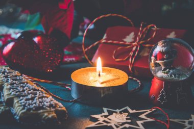 Mum ile Noel süslemesi, kırmızı ve yeşil renkler