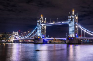 Gece Londra 'daki Tower Bridge' e bak, Thames Nehri 'nin güzel yansımaları.
