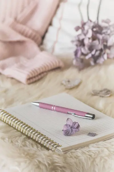 Beyaz kürklü rahat kahve molası sahnesi defter, kalem, kupa ve yün kumaş, krema ve leylak renkleri, dikey