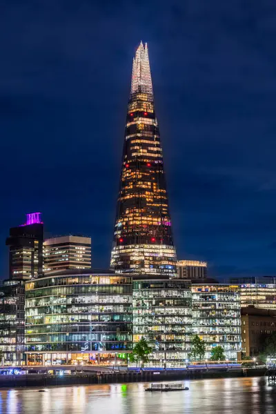 Небо Лондона Ночью Большим Небоскребом Англия Великобритания Вертикальное — стоковое фото