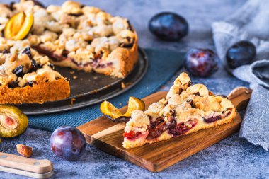 Ev yapımı Alman erikli keki (Zwetschgenkuchen) maya hamurlu ve parçalı