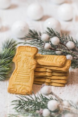 Beyaz arka planda noel süslemeli özel bisküviler. Noel için Avrupa spesiyali. Dikey.