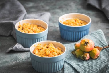 Elma kırsal gri bir masada küçük mavi kalıplarda ufalanır.