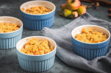 Elma kırsal gri bir masada küçük mavi kalıplarda ufalanır.