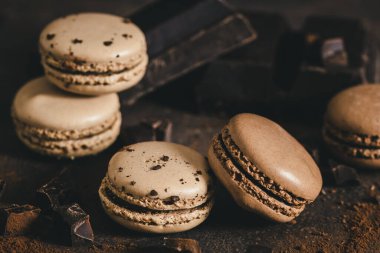 Kahverengi ve krem rengi badem kurabiyesi ve koyu renkli çikolata.