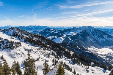 Almanya 'daki 1838 Wendelstein yüksek dağından Alman ve Avusturya Alplerinin görüntüsü