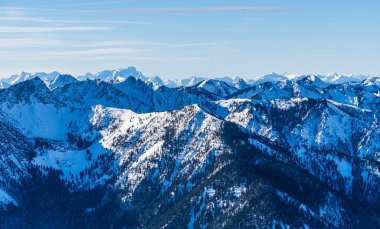 Almanya 'daki 1838 metre yüksekliğindeki Wendelstein dağından Zugspitze ile Alman ve Avusturya Alpleri' nin görüntüsü