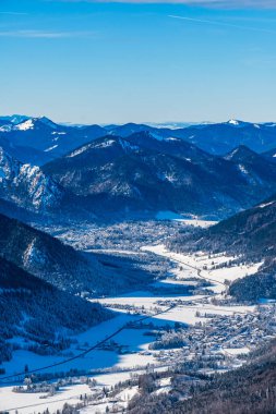 Almanya 'daki 1838 metre yüksekliğindeki Wendelstein dağından Alman ve Avusturya Alpleri' nin görüntüsü kopya uzayıyla dikey