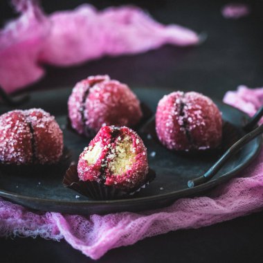Fındık dolgulu İtalyan hamur işleri, adı Pesche alla Nocciola, koyu arkaplan