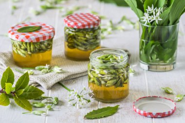 Beyaz ahşap arka planda yabani sarımsak çiçekleri.