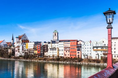 Wasserburg am Inn 'deki evler, kışın Inn nehrindeki romantik Bavyera kasabası, köprüden manzara