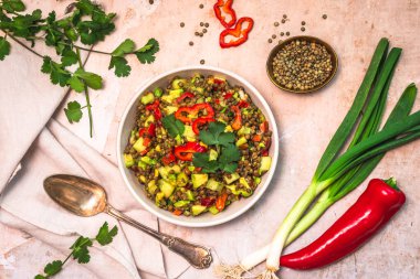 Avokado ve kırmızı biberli mercimek salatası.