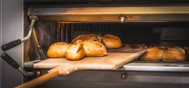 Dişi bir fırıncı hamur parçalarını tartır. Geleneksel zanaat. Buğdaylı vintage tarzı.