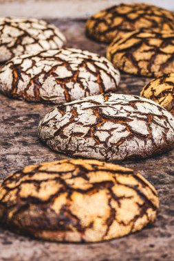 Taze pişmiş un kaplı ekmek somunları