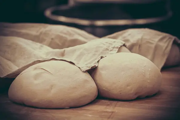 Сырой Хлеб Частичные Тюки Покрытые Льняной Тканью Готовые Выпечке Стоковое Фото