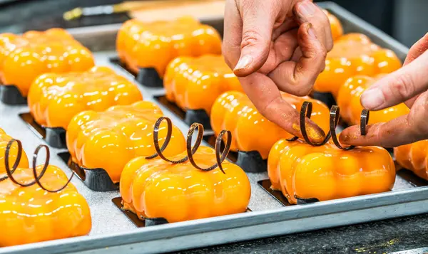 Рука Кондитера Прикрашає Апельсинові Глазуровані Тарталетки Шоколадом Підготовка Тарталетів Професійним Стокове Зображення